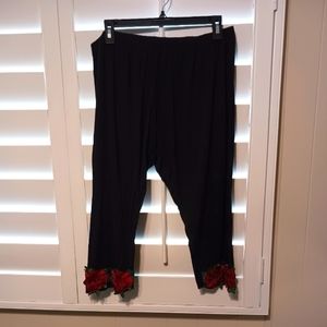 Black capri legging with rose appliques